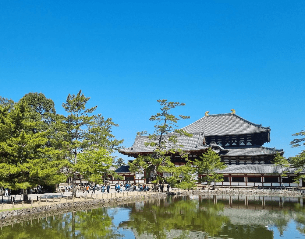 奈良東大寺大佛殿和前方的水池