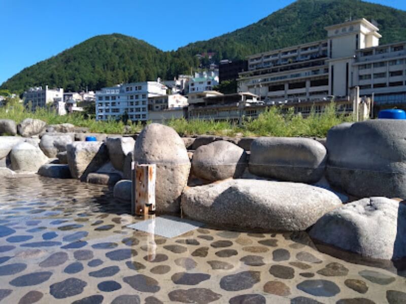 飛驒川河邊噴泉池現在只能泡腳